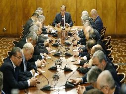 El ministro de Exteriores ruso, Serguéi Lavrov (c) durante su encuentro con movimientos sociales y políticos palestinos en Moscú. EFE / S. Ilnitsky