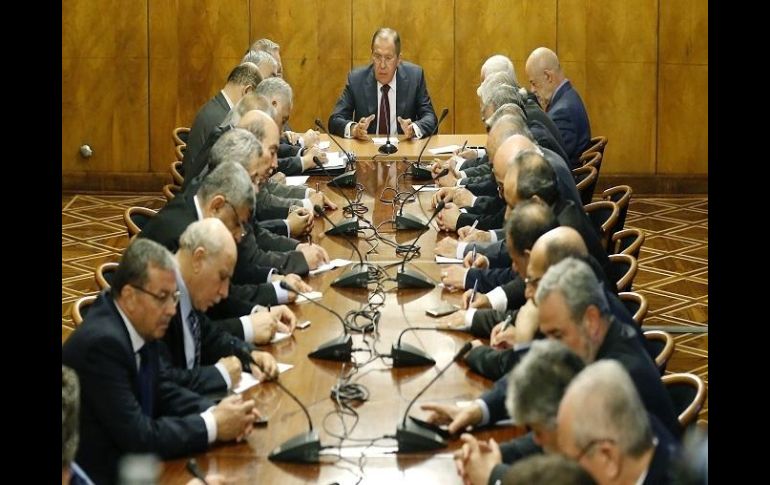 El ministro de Exteriores ruso, Serguéi Lavrov (c) durante su encuentro con movimientos sociales y políticos palestinos en Moscú. EFE / S. Ilnitsky