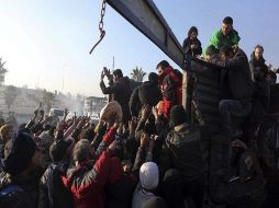 Hasta la fecha se han hecho 177 lanzamientos que han distribuido tres mil 300 metros cúbicos de comida y materiales de asistencia. AP / ARCHIVO