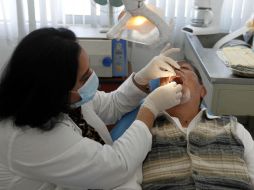 Los alcohólicos son más propensos a tener caries porque el alcohol tiende a secar la boca. EL INFORMADOR / ARCHIVO