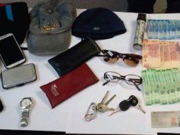 Autoridades le aseguran un arma de fuego de utilería y algunos objetos presuntos productos de sus robos. ESPECIAL / Fiscalía General del Estado de Jallisco