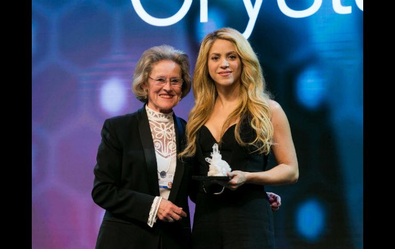Shakira recibió el premio 'Crystal Arward' que cada año concede el Foro Económico Mundial. NTX /