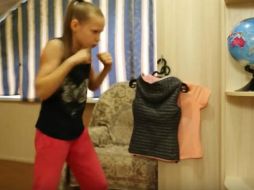 Evnika Saadvakass destruye puertas y troncos de árboles. YOUTUBE / Saadvakass Family