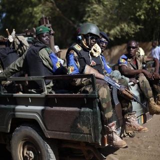 Ataque suicida en cuartel militar de Mali deja 67 muertos