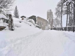 Las tormentas de nieve de los días anteriores complican el traslado de equipos y maquinaria, y se teme por la población. EFE / E. Grillotti