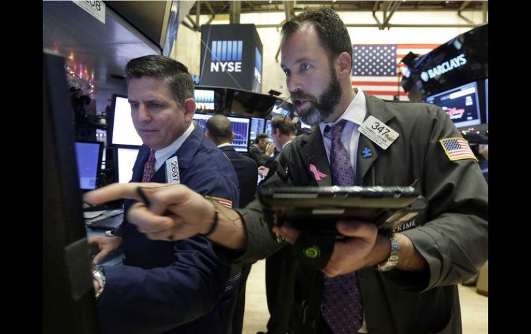 Wall Street cerró hoy en terreno mixto y el Dow Jones de Industriales, su principal indicador, cedió arrastrado por el petróleo. AP / ARCHIVO