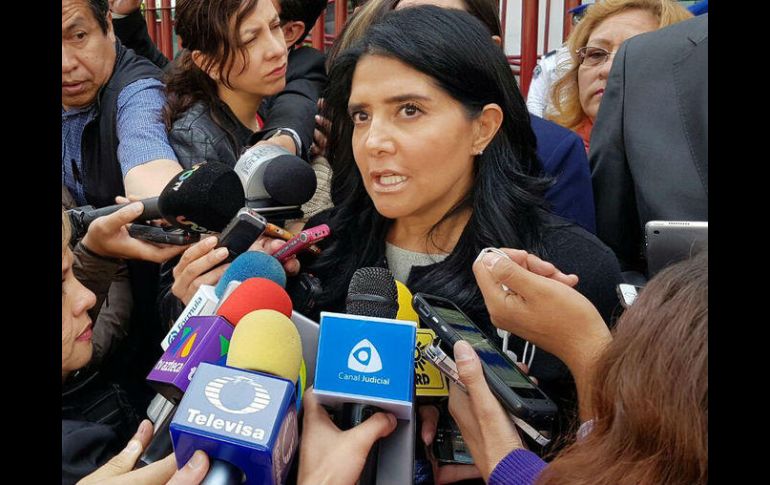 La presidenta nacional del PRD, Alejandra Barrales Magdaleno interpuso un amparo personal contra el gasolinazo. TWITTER / @Ale_BarralesM