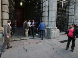 La agresión se realizó como protesta para que los legisladores regresen el bono que se adjudicaron. SUN / C. Mejía