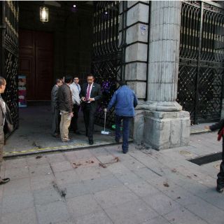 Arrojan jitomates a diputados constituyentes del PRI