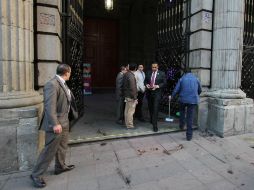 Un grupo de personas lanzó jitomates al diputado del PRI, César Camacho. SUN / C. Mejía