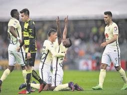Darwin Quintero y Edson Álvarez, del América,celebran el segundo gol de las Águilas, por conducto del primero, contra Santos. MEXSPORT /