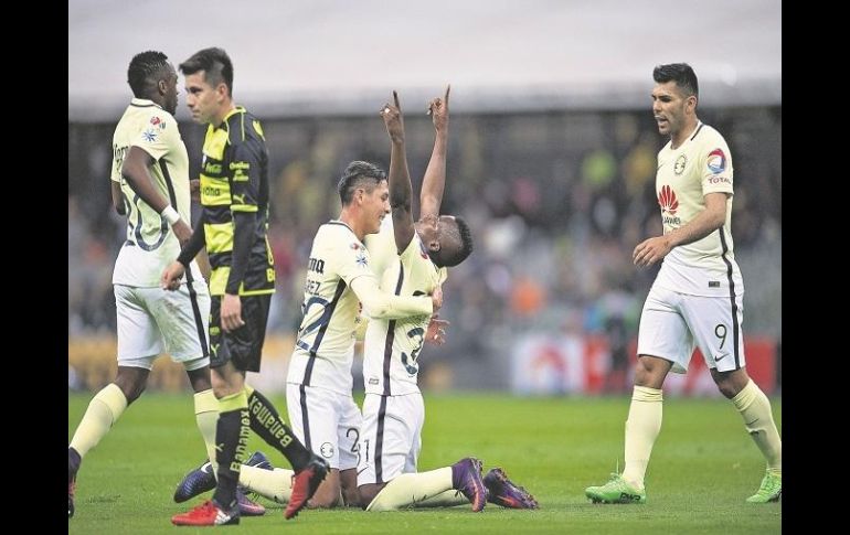 Darwin Quintero y Edson Álvarez, del América,celebran el segundo gol de las Águilas, por conducto del primero, contra Santos. MEXSPORT /