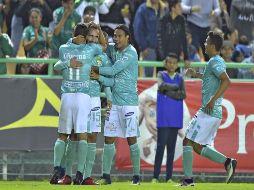 Carlos Guzmán celebra una anotación con Andrés Andrade y Carlos Peña. MEXSPORT / I. Ortiz