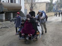 En la zona de Bartalá, al este de Mosul, cientos de personas se agolpan para conseguir el permiso pertinente para cruzar las fronteras. AP / K. Mohammed