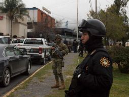 Un soldado y un policía vigilan en las afueras de la secundaria donde ayer un estudiante disparó contra sus compañeros y la maestra. AFP / J. Aguilar