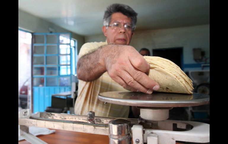 La harina de maíz de Grupo Maseca se utiliza para elaborar tortillas; hoy anuncian que mantendrán su precio. NTX / ARCHIVO