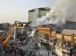 El edificio, construido en 1962 como primer rascacielos de Teherán, albergaba un centro comercial y talleres de confección de ropa. AP / E. Noroozi