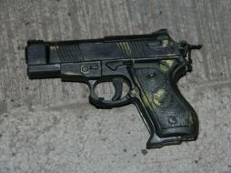 A los menores de edad se les asegura una pistola de plástico y las pertenencias presuntamente robadas. ESPECIAL /