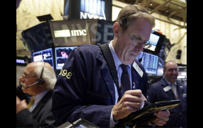 Wall Street cerró hoy con pérdidas y el Dow Jones de Industriales, bajó y acumuló cinco jornadas en números rojos. AP / ARCHIVO