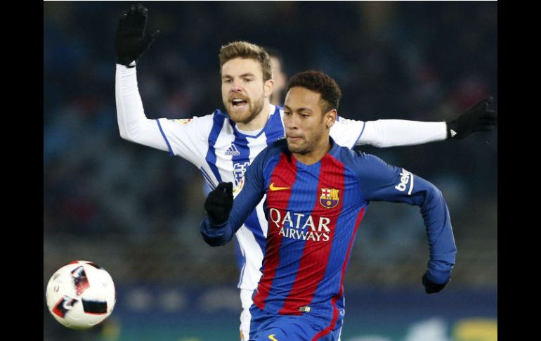 El jugador blaugrana Neymar (D) escapa de Illarramendi (I), de la Real Sociedad. EFE / J. Herrero
