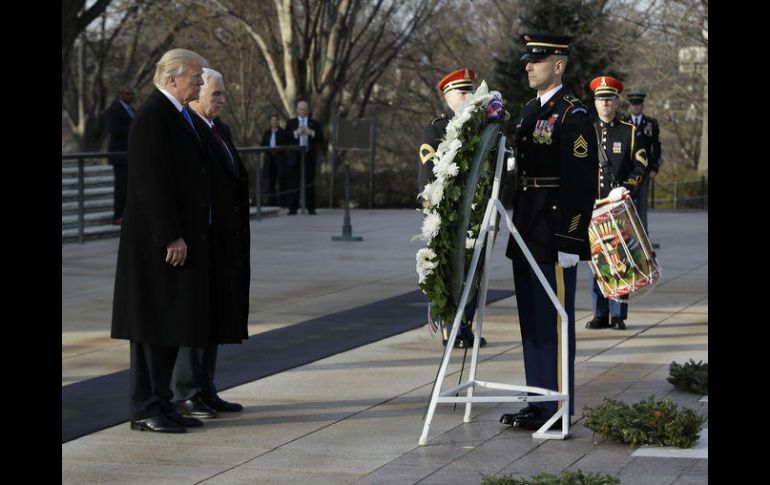 Donald Trump, inició hoy la agenda de actos oficiales de su investidura con una ofrenda floral en la tumba del soldado desconocido. AP / E. Vucci