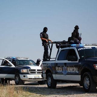 Presentan a 86 policías municipales de Michoacán ante Fiscalía