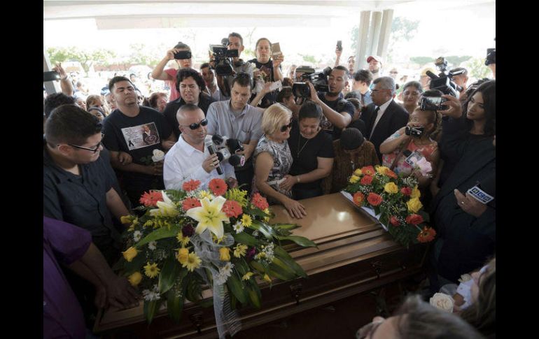 Los restos del periodista hondureño Igor Padilla,  fueron sepultados hoy entre la conmoción de su familia y otros amigos del país. EFE / J. Perdomo