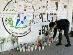 Veladoras y mensajes de apoyo a los heridos en el Colegio Americano del Noreste. AFP / J. Aguilar