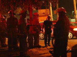 Bomberos municipales se encargaron de regresar la camioneta volcada a sus cuatro llantas. EL INFORMADOR / ARCHIVO