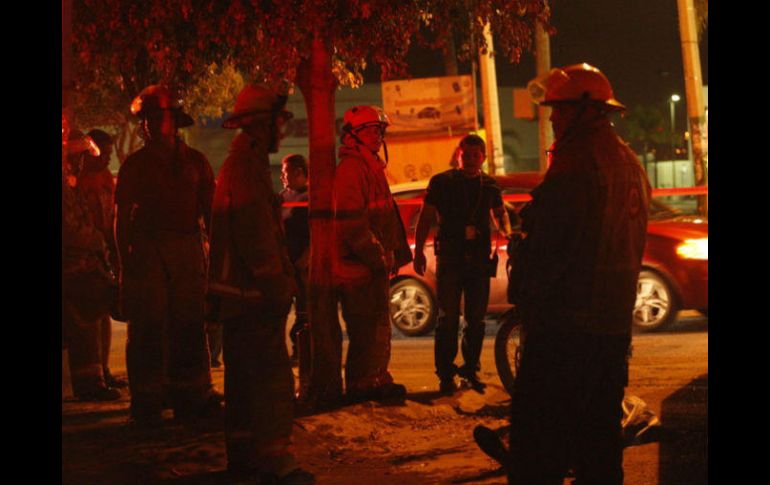 Bomberos municipales se encargaron de regresar la camioneta volcada a sus cuatro llantas. EL INFORMADOR / ARCHIVO