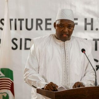 Unas 45 mil personas huyen de Gambia por crisis política