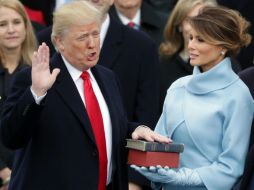Donald Trump, el nuevo presidente de los Estados Unidos, hace el juramento con el que inicia su mandato. AFP / C. Somodevilla