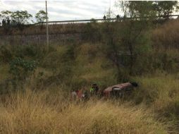 Presuntamente el hombre salió proyectado del vehículo y esto le provocó la muerte. ESPECIAL /