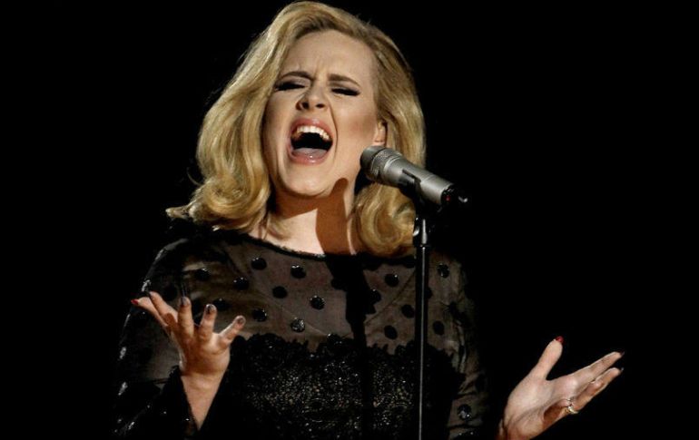 El año pasado la voz de la cantante comenzó a desafinar, Adele explicó que se trataba de problemas con los micrófonos. AP / ARCHIVO