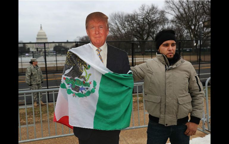 Un activista protesta contra el presidente Trump el día de la inauguración de su presidencia. AFP / S. Platt