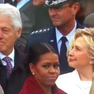 Hillary Clinton sorprende a Bill mirando a ¿Ivanka Trump?