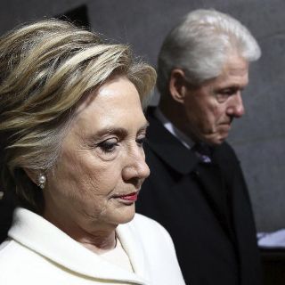 Trump encabeza una ovación para Hillary Clinton