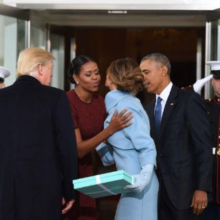 El incómodo y misterioso regalo de Melania Trump a Michelle Obama