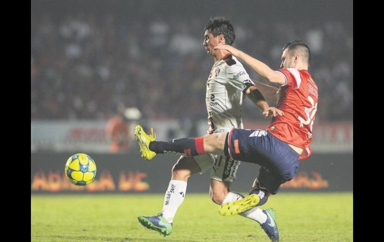 Kristian Álvarez se lanza por el balón y se lleva a Matías Alustiza. Anoche el Veracruz tuvo más decisión y derrotó a los Zorros. MEXSPORT /