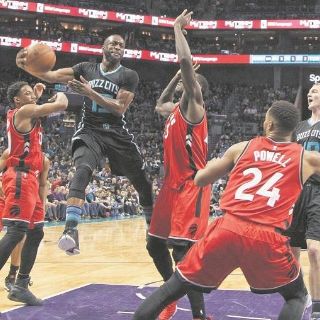 Walker encabeza paliza de Hornets ante Raptors
