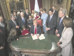 Tras su toma de protesta, Trump firmó los primeros decretos y nombramientos de su gabinete. EFE /