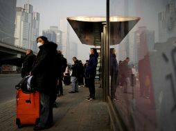 Piden disculpas por escrito, el pago de 65 yuanes (nueve euros) para su mascarilla antipolución y 9,999 yuanes por perjuicios morales. AP / ARCHIVO