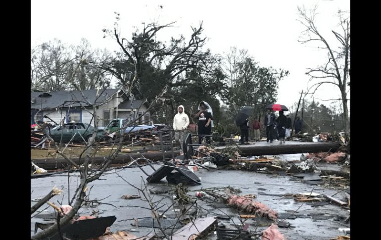 Según dicen, se reportó un ''daño masivo'' en un área de tres condados golpeada por el tornado alrededor de las 04:00 horas. AP / R. Moore