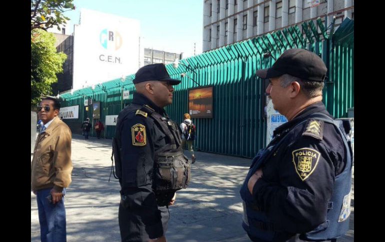 Las calles Luis Donaldo Colosio y Ferrocarril son custodiadas por policías de la capital del país. TWITTER / @arnemx
