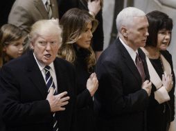 Trump, su esposa Melania, el vicepresidente Mike Pence y su esposa ocupan la primera fila en la Catedral Nacional en Washington. EFE / O. Douliery