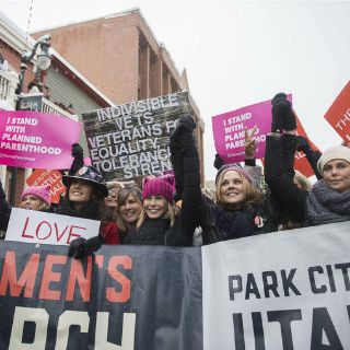 Charlize Theron y Chelsea Handler marchan contra Trump