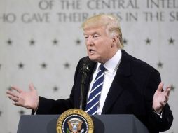 El presidente Trump visitó hoy los cuarteles generales de la Agencia Central de Inteligencia  para expresar su respaldo al personal. EFE / O. Douliery