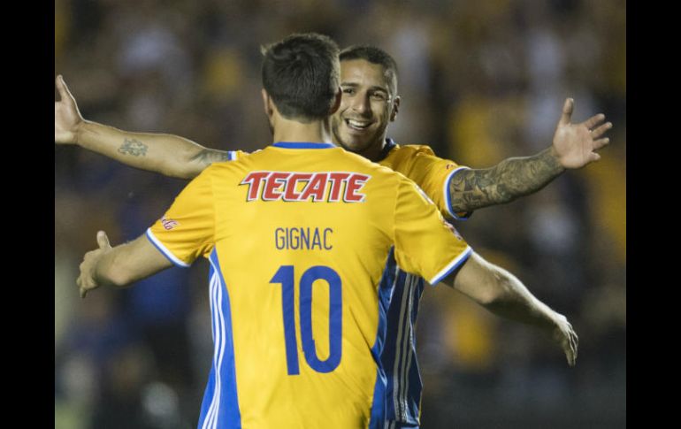 Jugadores de Tigres celebran el triunfo ante el América. MEXSPORT / J. Martínez