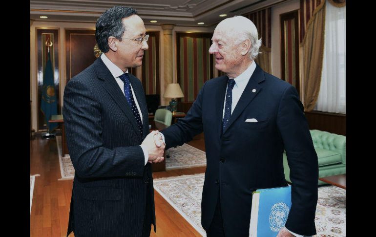 El ministro de Exteriores de Kazajistán, Kairat Abdrakhmanov, y el enviado especial de la ONU para Siria, Staffan de Mistura. EFE / I. Omarov