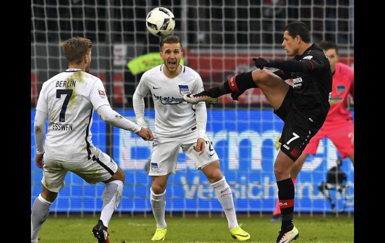 El delantero mexicano, Javier Hernández, buscó la pelota y tuvo varias oportunidades de gol durante el partido. AP / M. Meissner